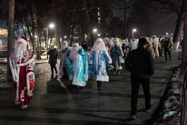 Брутальные и с бородами: Деды Морозы устроили парад и удивили жителей Алматы